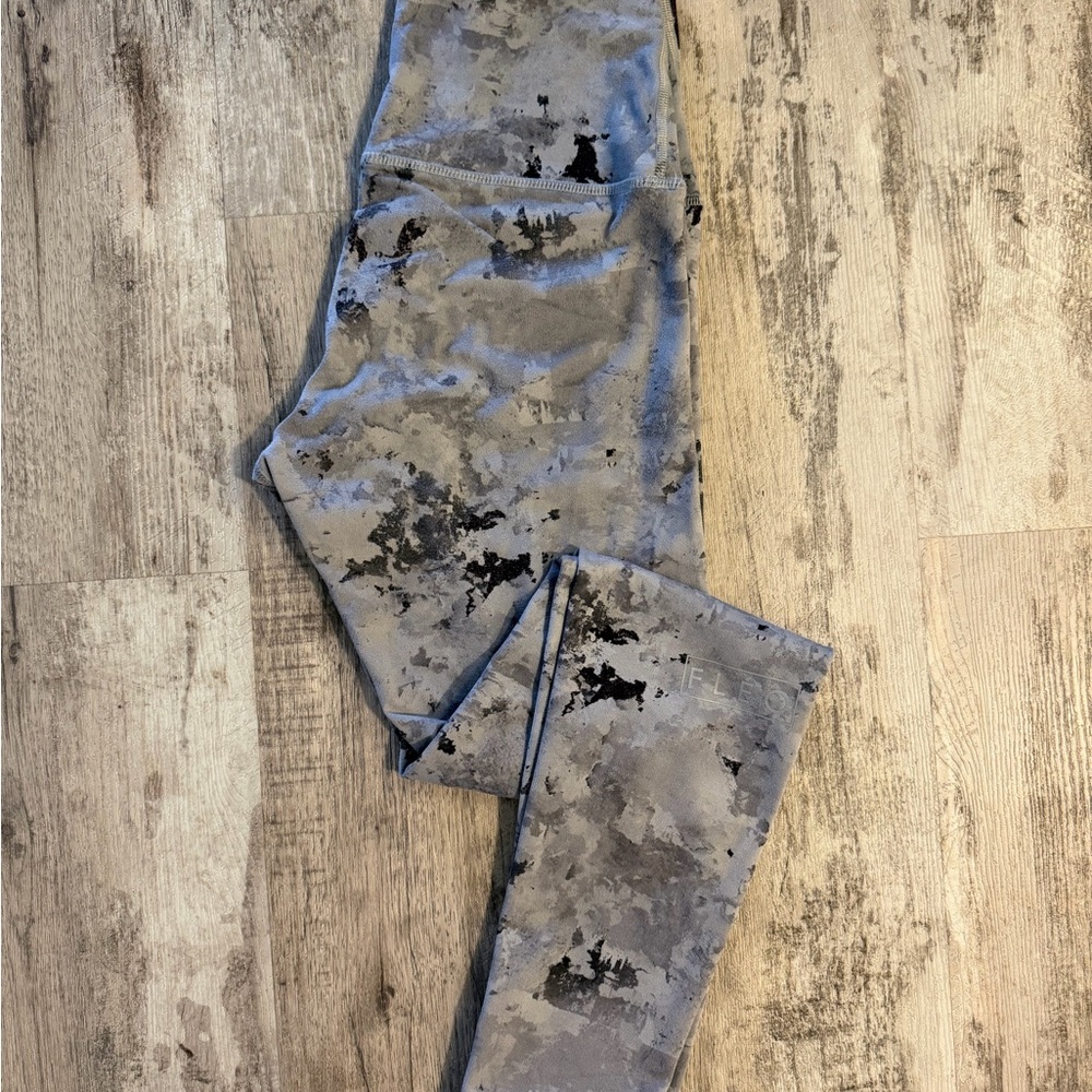 Fleo Gray Camouflage Leggings Size Small